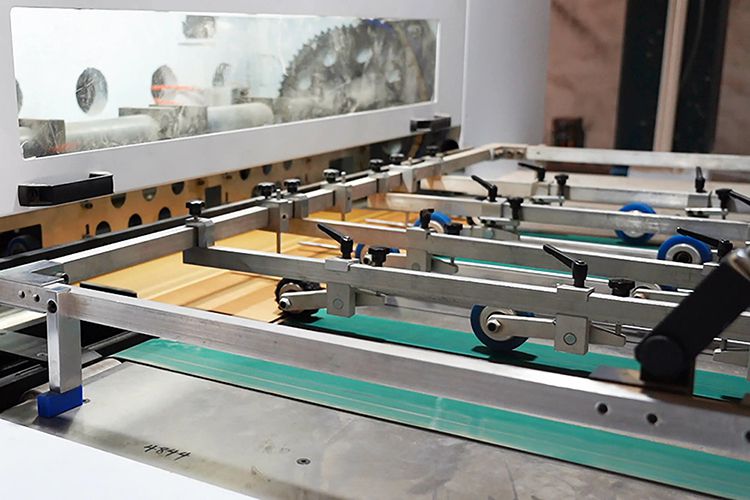 Snijden van kartonnen verpakkingen