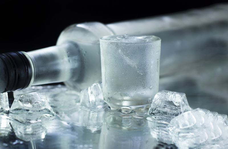 Waarom exploderen glazen flessen als ze in de vriezer worden gezet?